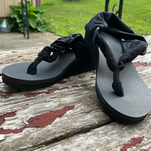 Sanuk Shoes - EUC Sanuk yoga sandals